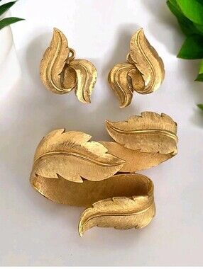 Vintage Signed Crown Trifari Curved Leaf Brooch & Clip Earrings Set Gold Tone